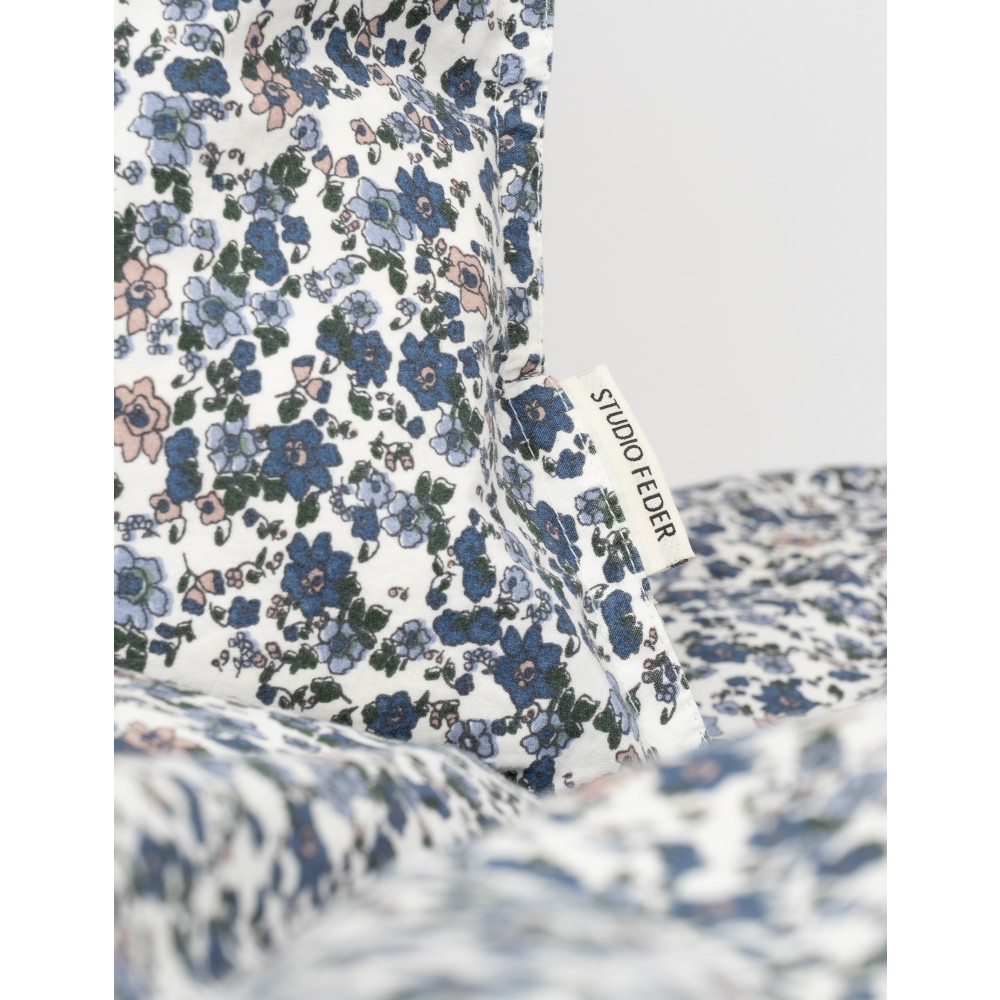 StudioFedersengestvoksenstrrelserFloralBlue-01